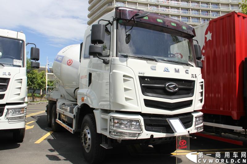8月18日，以“聚科技之力 展汉马雄风 创新驱动 促企业转型升级”为主题的华菱星马汽车集团2014年年中商务大会在闽南金三角的核心城市——厦门召开。图为华菱汉马345马力双排平顶搅拌车