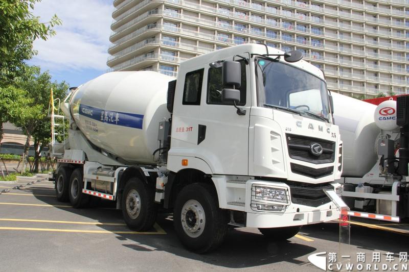 8月18日，以“聚科技之力 展汉马雄风 创新驱动 促企业转型升级”为主题的华菱星马汽车集团2014年年中商务大会在闽南金三角的核心城市——厦门召开。图为华菱汉马345马力双排平顶搅拌车