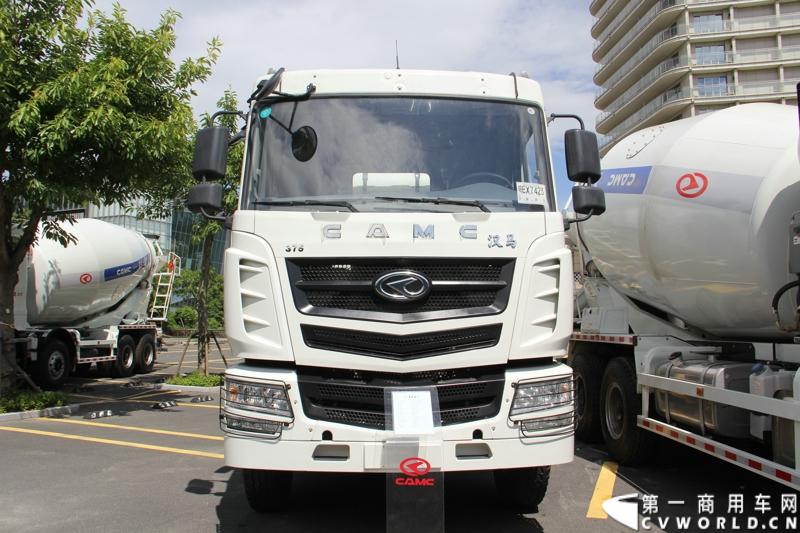 8月18日，以“聚科技之力 展汉马雄风 创新驱动 促企业转型升级”为主题的华菱星马汽车集团2014年年中商务大会在闽南金三角的核心城市——厦门召开。图为华菱汉马345马力双排平顶搅拌车