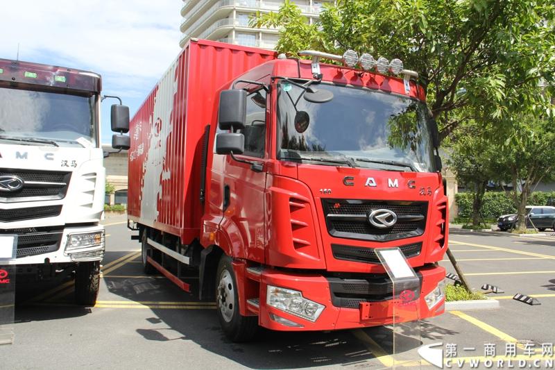 8月18日，以“聚科技之力 展汉马雄风 创新驱动 促企业转型升级”为主题的华菱星马汽车集团2014年年中商务大会在闽南金三角的核心城市——厦门召开。图为华菱汉马单排平顶厢式货车