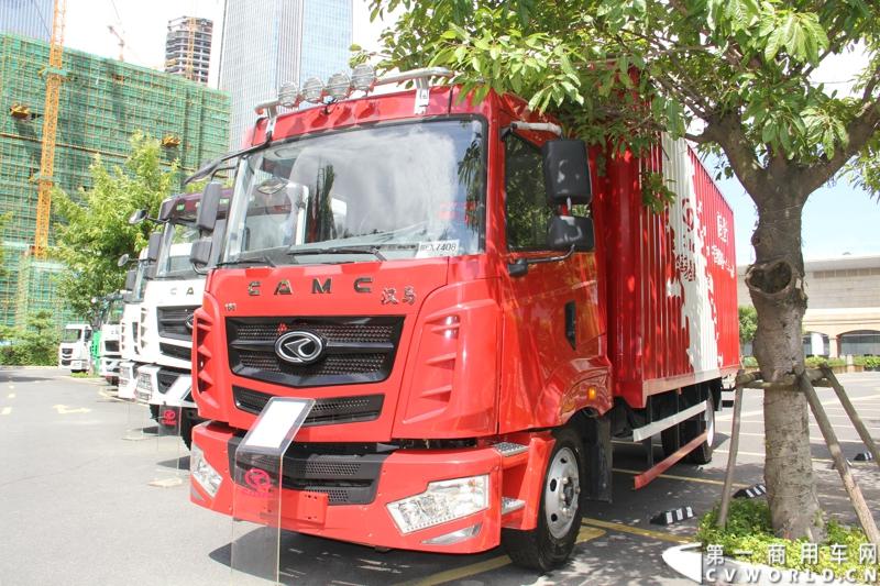 8月18日，以“聚科技之力 展汉马雄风 创新驱动 促企业转型升级”为主题的华菱星马汽车集团2014年年中商务大会在闽南金三角的核心城市——厦门召开。图为华菱汉马单排平顶厢式货车