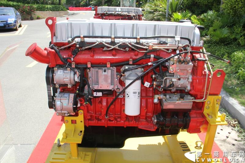 8月18日，以“聚科技之力 展汉马雄风 创新驱动 促企业转型升级”为主题的华菱星马汽车集团2014年年中商务大会在闽南金三角的核心城市——厦门召开。图为华菱汉马动力