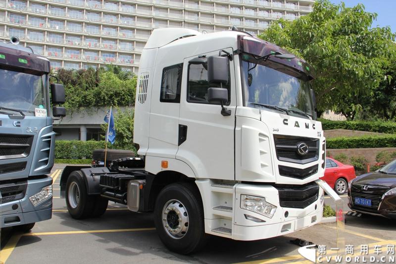 8月18日，以“聚科技之力 展汉马雄风 创新驱动 促企业转型升级”为主题的华菱星马汽车集团2014年年中商务大会在闽南金三角的核心城市——厦门召开。图为华菱汉马双排高顶牵引车