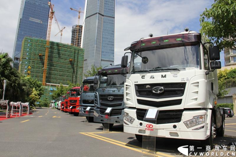 8月18日，以“聚科技之力 展汉马雄风 创新驱动 促企业转型升级”为主题的华菱星马汽车集团2014年年中商务大会在闽南金三角的核心城市——厦门召开。图为华菱汉马双排高顶牵引车