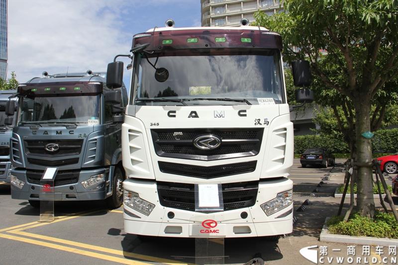 8月18日，以“聚科技之力 展汉马雄风 创新驱动 促企业转型升级”为主题的华菱星马汽车集团2014年年中商务大会在闽南金三角的核心城市——厦门召开。图为华菱汉马双排高顶牵引车