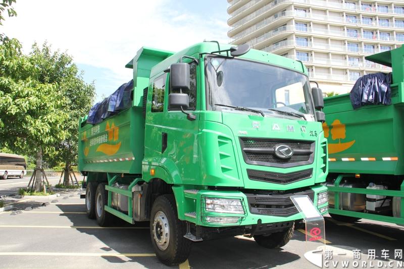 8月18日，以“聚科技之力 展汉马雄风 创新驱动 促企业转型升级”为主题的华菱星马汽车集团2014年年中商务大会在闽南金三角的核心城市——厦门召开。图为华华菱汉马双排平顶渣土自卸车