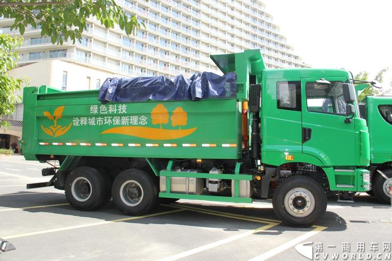 8月18日，以“聚科技之力 展汉马雄风 创新驱动 促企业转型升级”为主题的华菱星马汽车集团2014年年中商务大会在闽南金三角的核心城市——厦门召开。图为华华菱汉马双排平顶渣土自卸车