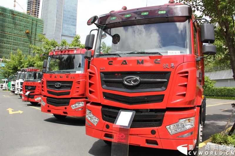 8月18日，以“聚科技之力 展汉马雄风 创新驱动 促企业转型升级”为主题的华菱星马汽车集团2014年年中商务大会在闽南金三角的核心城市——厦门召开。图为华菱汉马新车型