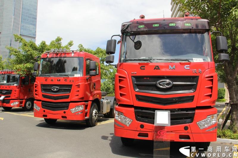 8月18日，以“聚科技之力 展汉马雄风 创新驱动 促企业转型升级”为主题的华菱星马汽车集团2014年年中商务大会在闽南金三角的核心城市——厦门召开。图为华菱汉马新车型