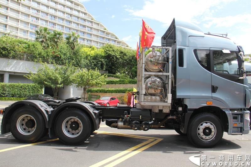 8月18日，以“聚科技之力 展汉马雄风 创新驱动 促企业转型升级”为主题的华菱星马汽车集团2014年年中商务大会在闽南金三角的核心城市——厦门召开。图为华菱星凯马LNG双排高顶国五排放牵引车