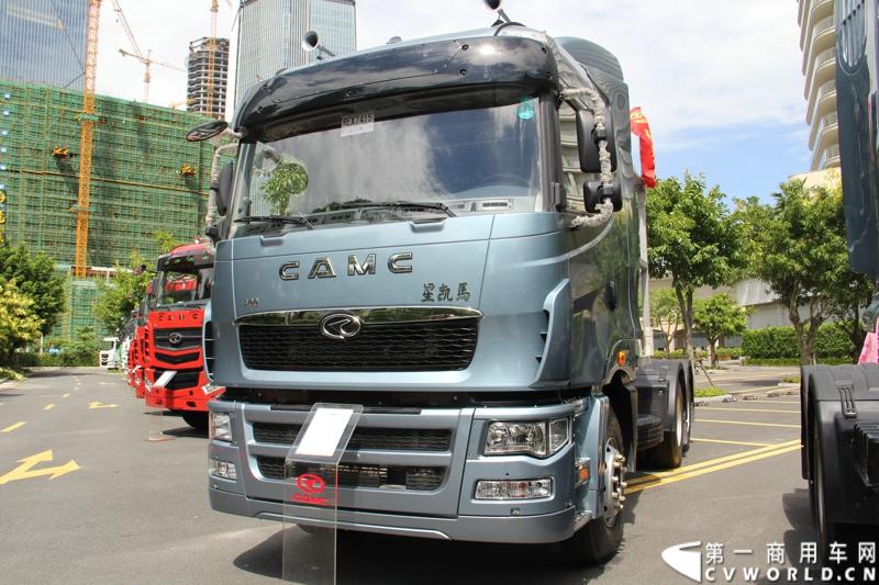 8月18日，以“聚科技之力 展汉马雄风 创新驱动 促企业转型升级”为主题的华菱星马汽车集团2014年年中商务大会在闽南金三角的核心城市——厦门召开。图为华菱星凯马LNG双排高顶国五排放牵引车