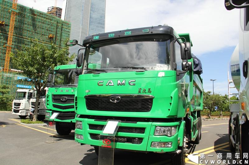 8月18日，以“聚科技之力 展汉马雄风 创新驱动 促企业转型升级”为主题的华菱星马汽车集团2014年年中商务大会在闽南金三角的核心城市——厦门召开。图为华菱星凯马双排平顶国四渣土自卸车