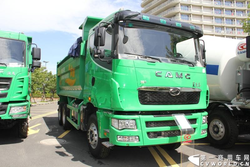 8月18日，以“聚科技之力 展汉马雄风 创新驱动 促企业转型升级”为主题的华菱星马汽车集团2014年年中商务大会在闽南金三角的核心城市——厦门召开。图为华菱星凯马双排平顶国四渣土自卸车