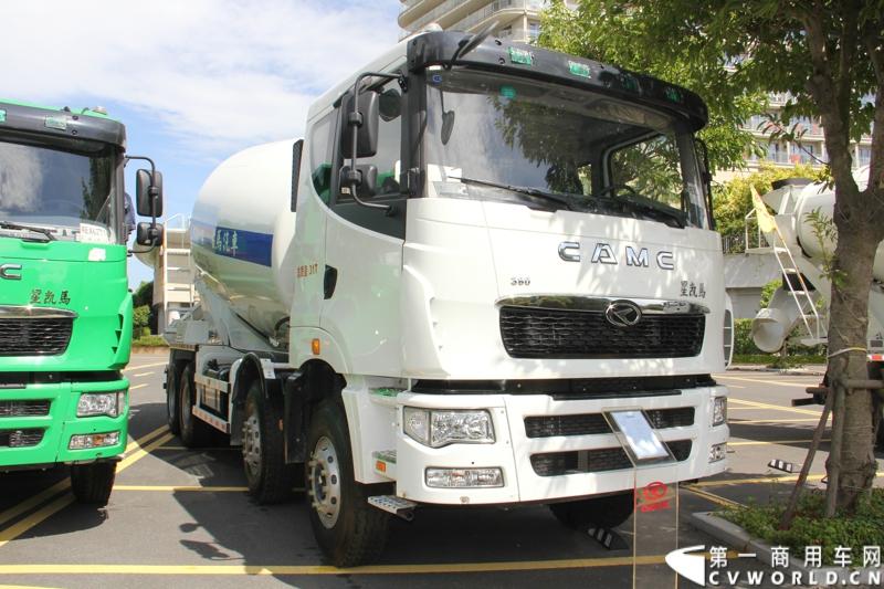 8月18日，以“聚科技之力 展汉马雄风 创新驱动 促企业转型升级”为主题的华菱星马汽车集团2014年年中商务大会在闽南金三角的核心城市——厦门召开。图为华菱星凯马双排平顶搅拌车