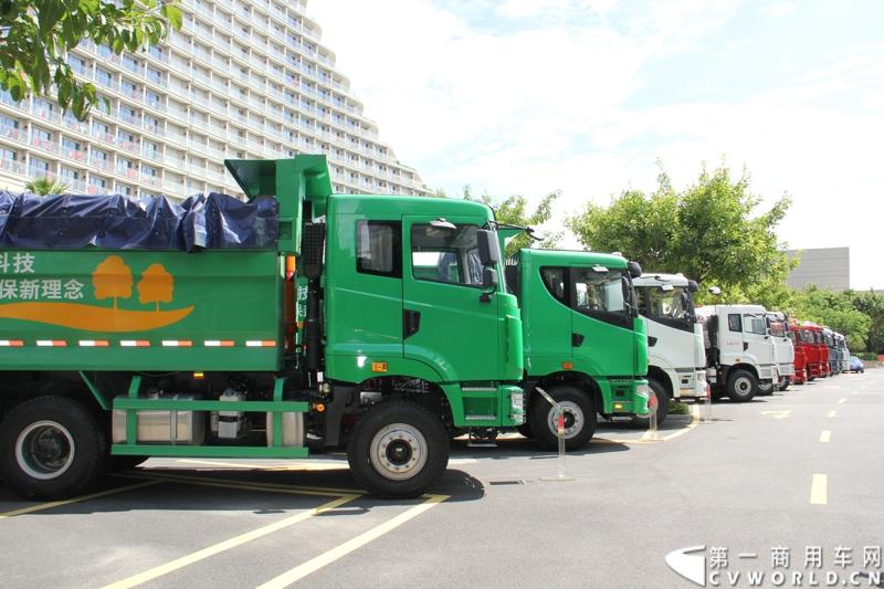 8月18日，以“聚科技之力 展汉马雄风 创新驱动 促企业转型升级”为主题的华菱星马汽车集团2014年年中商务大会在闽南金三角的核心城市——厦门召开。图为华菱星马重卡产品线