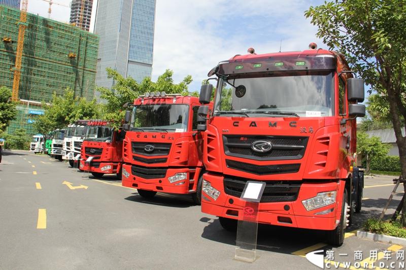 8月18日，以“聚科技之力 展汉马雄风 创新驱动 促企业转型升级”为主题的华菱星马汽车集团2014年年中商务大会在闽南金三角的核心城市——厦门召开。图为华菱星马重卡产品线