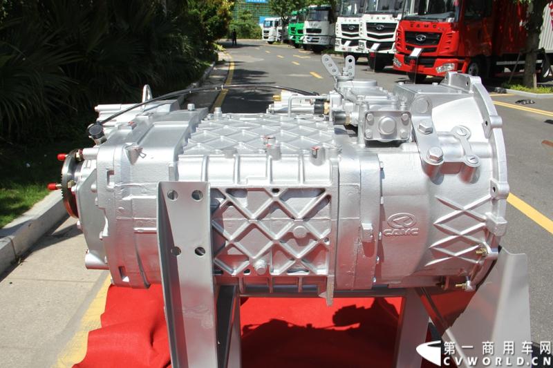 8月18日，以“聚科技之力 展汉马雄风 创新驱动 促企业转型升级”为主题的华菱星马汽车集团2014年年中商务大会在闽南金三角的核心城市——厦门召开。图为华菱自产12挡重型变速箱