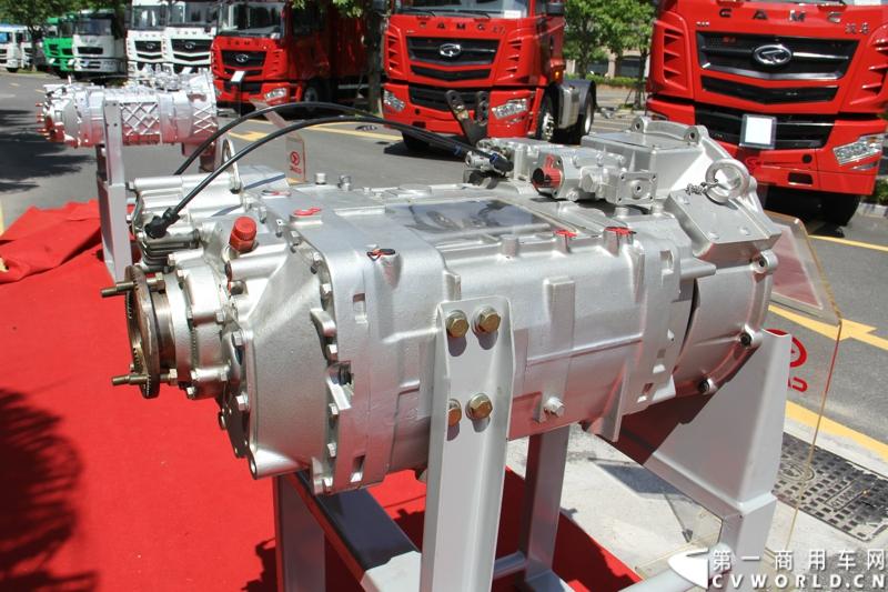 8月18日，以“聚科技之力 展汉马雄风 创新驱动 促企业转型升级”为主题的华菱星马汽车集团2014年年中商务大会在闽南金三角的核心城市——厦门召开。图为华菱自产12挡重型变速箱