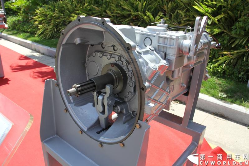 8月18日，以“聚科技之力 展汉马雄风 创新驱动 促企业转型升级”为主题的华菱星马汽车集团2014年年中商务大会在闽南金三角的核心城市——厦门召开。图为华菱自产12挡重型变速箱