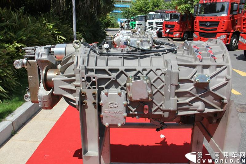 8月18日，以“聚科技之力 展汉马雄风 创新驱动 促企业转型升级”为主题的华菱星马汽车集团2014年年中商务大会在闽南金三角的核心城市——厦门召开。图为华菱自产12挡重型变速箱