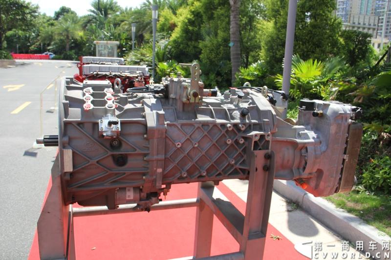 8月18日，以“聚科技之力 展汉马雄风 创新驱动 促企业转型升级”为主题的华菱星马汽车集团2014年年中商务大会在闽南金三角的核心城市——厦门召开。图为华菱自产12挡重型变速箱