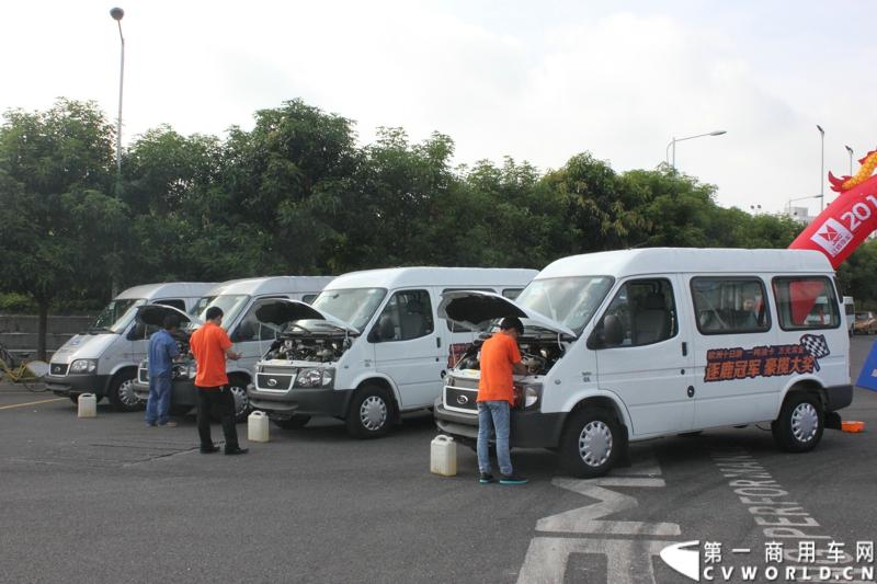 2014福特全顺杯快运快赢运动会的复赛活动已正式启动，从初赛脱颖而出的64支物流代表队伍将继续参与竞赛，角逐最后晋级决赛的名额。图为比赛赛车