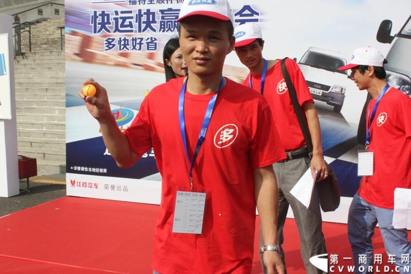 2014福特全顺杯快运快赢运动会的复赛活动已正式启动，从初赛脱颖而出的64支物流代表队伍将继续参与竞赛，角逐最后晋级决赛的名额。图为选手抽签
