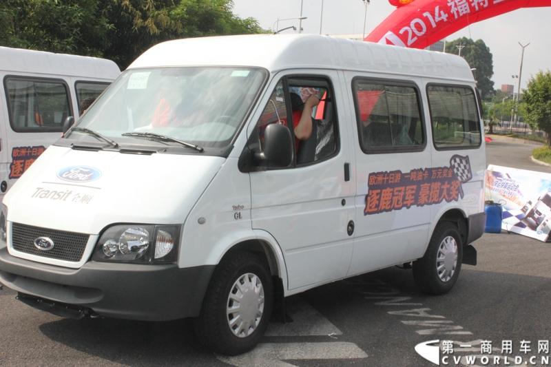 2014福特全顺杯快运快赢运动会的复赛活动已正式启动，从初赛脱颖而出的64支物流代表队伍将继续参与竞赛，角逐最后晋级决赛的名额。图为赛车启动