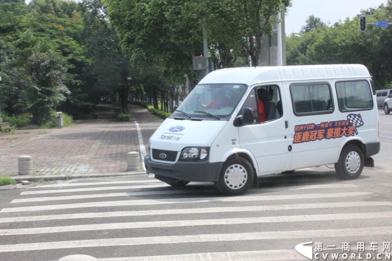 2014福特全顺杯快运快赢运动会的复赛活动已正式启动，从初赛脱颖而出的64支物流代表队伍将继续参与竞赛，角逐最后晋级决赛的名额。图为定点停车