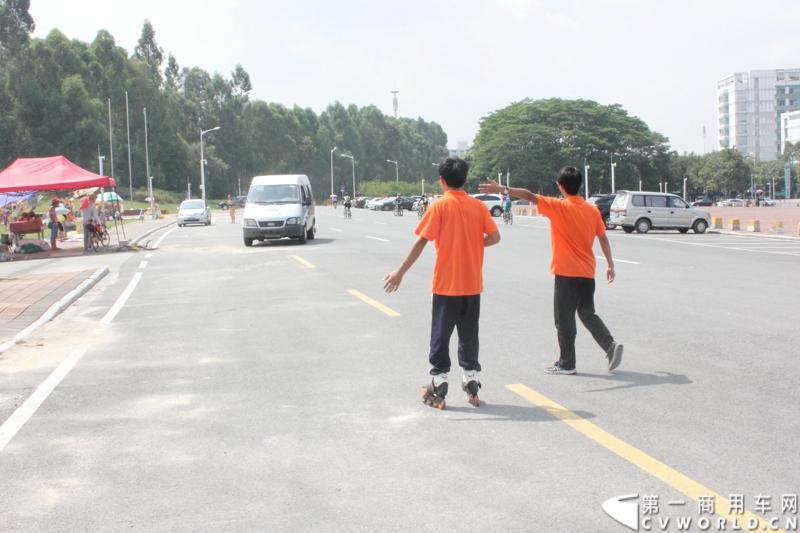 2014福特全顺杯快运快赢运动会的复赛活动已正式启动，从初赛脱颖而出的64支物流代表队伍将继续参与竞赛，角逐最后晋级决赛的名额。图为第三关“惊喜瞬间”