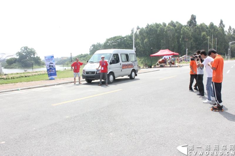 2014福特全顺杯快运快赢运动会的复赛活动已正式启动，从初赛脱颖而出的64支物流代表队伍将继续参与竞赛，角逐最后晋级决赛的名额。图为第三关“惊喜瞬间”