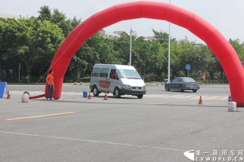 2014福特全顺杯快运快赢运动会的复赛活动已正式启动，从初赛脱颖而出的64支物流代表队伍将继续参与竞赛，角逐最后晋级决赛的名额。图为赛车返回现场