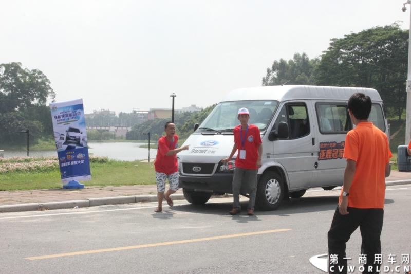 2014福特全顺杯快运快赢运动会的复赛活动已正式启动，从初赛脱颖而出的64支物流代表队伍将继续参与竞赛，角逐最后晋级决赛的名额。图为第三关“惊喜瞬间”