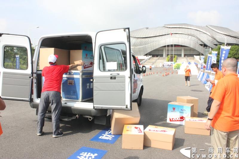 2014福特全顺杯快运快赢运动会的复赛活动已正式启动，从初赛脱颖而出的64支物流代表队伍将继续参与竞赛，角逐最后晋级决赛的名额。图为财宝装箱