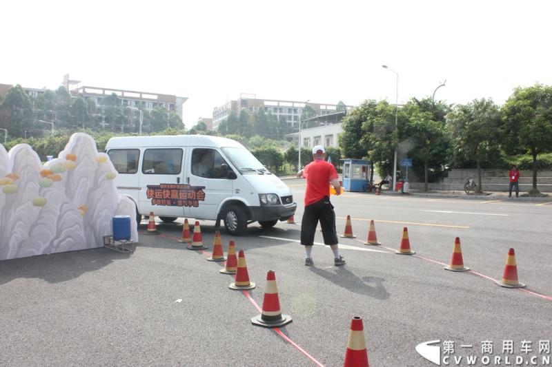 2014福特全顺杯快运快赢运动会的复赛活动已正式启动，从初赛脱颖而出的64支物流代表队伍将继续参与竞赛，角逐最后晋级决赛的名额。图为“弯道迷踪”