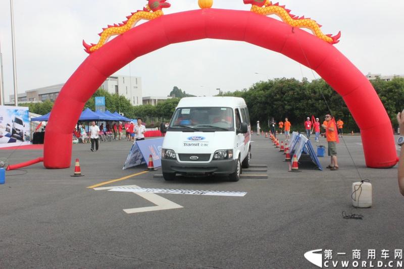 2014福特全顺杯快运快赢运动会的复赛活动已正式启动，从初赛脱颖而出的64支物流代表队伍将继续参与竞赛，角逐最后晋级决赛的名额。图为快速撤离