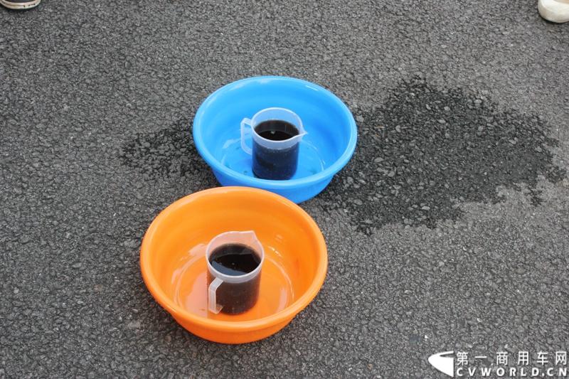 2014福特全顺杯快运快赢运动会的复赛活动已正式启动，从初赛脱颖而出的64支物流代表队伍将继续参与竞赛，角逐最后晋级决赛的名额。图为测量水杯