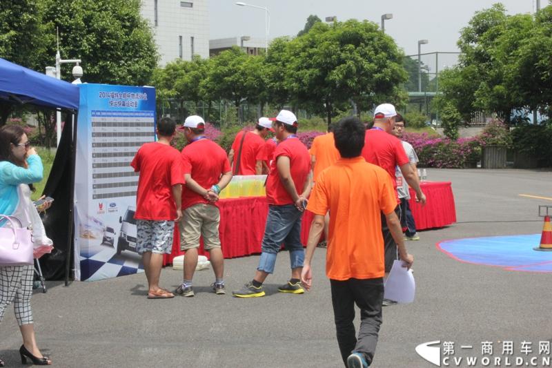 2014福特全顺杯快运快赢运动会的复赛活动已正式启动，从初赛脱颖而出的64支物流代表队伍将继续参与竞赛，角逐最后晋级决赛的名额。图为测量油耗