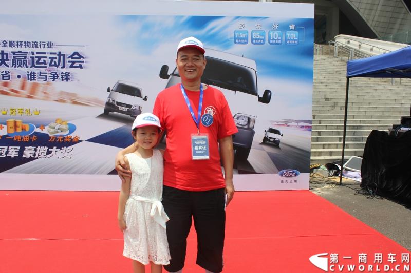 2014福特全顺杯快运快赢运动会的复赛活动已正式启动，从初赛脱颖而出的64支物流代表队伍将继续参与竞赛，角逐最后晋级决赛的名额。图为赛手与孩子之间的合影