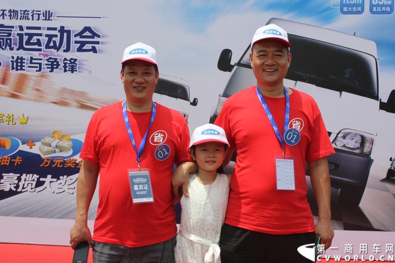 2014福特全顺杯快运快赢运动会的复赛活动已正式启动，从初赛脱颖而出的64支物流代表队伍将继续参与竞赛，角逐最后晋级决赛的名额。图为选手们结成了深厚的友谊