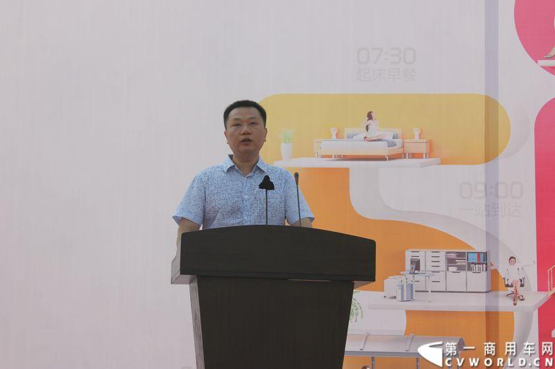 8月24日，福州康驰新巴士有限责任公司（简称康驰公司）旗下的8条“5i84”定制校车线路正式开通仪式在康驰公司齐安停车场举行。据介绍，康驰公司采购了9辆全新的宇通校车，一共开通了8条定制校车线路。图为康驰公司领导介绍定制校车线路