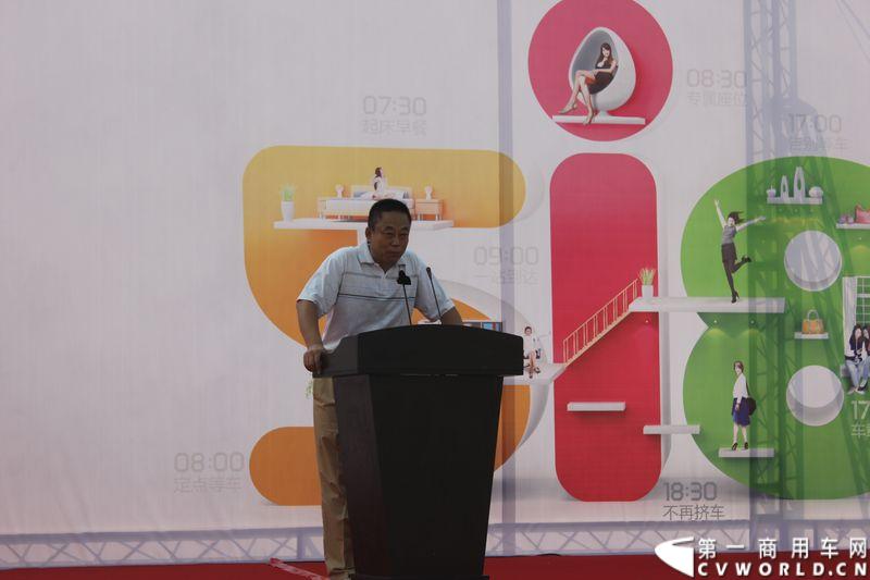 8月24日，福州康驰新巴士有限责任公司（简称康驰公司）旗下的8条“5i84”定制校车线路正式开通仪式在康驰公司齐安停车场举行。据介绍，康驰公司采购了9辆全新的宇通校车，一共开通了8条定制校车线路。图为宣布定制校车正式开通