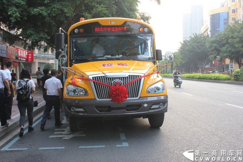 8月24日，福州康驰新巴士有限责任公司（简称康驰公司）旗下的8条“5i84”定制校车线路正式开通仪式在康驰公司齐安停车场举行。据介绍，康驰公司采购了9辆全新的宇通校车，一共开通了8条定制校车线路。图为等待学生上车的定制校车