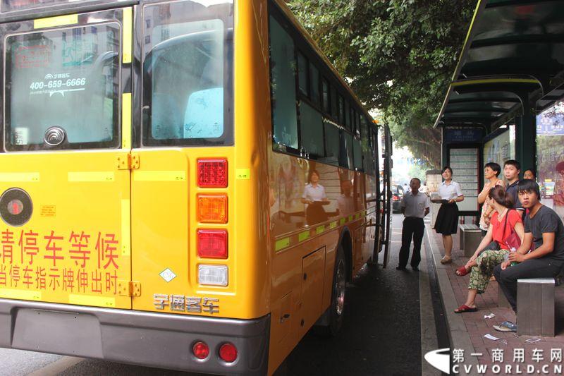 8月24日，福州康驰新巴士有限责任公司（简称康驰公司）旗下的8条“5i84”定制校车线路正式开通仪式在康驰公司齐安停车场举行。据介绍，康驰公司采购了9辆全新的宇通校车，一共开通了8条定制校车线路。图为学生们正在上校车