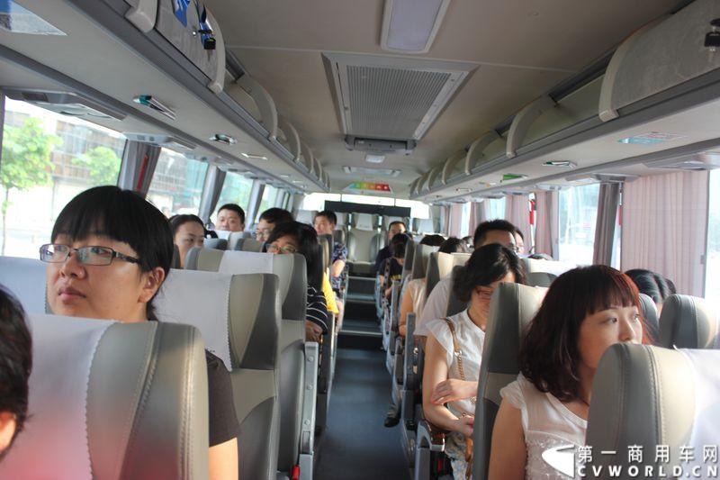 8月24日，福州康驰新巴士有限责任公司（简称康驰公司）旗下的8条“5i84”定制校车线路正式开通仪式在康驰公司齐安停车场举行。据介绍，康驰公司采购了9辆全新的宇通校车，一共开通了8条定制校车线路。图为参加校车线路开通仪式的家长