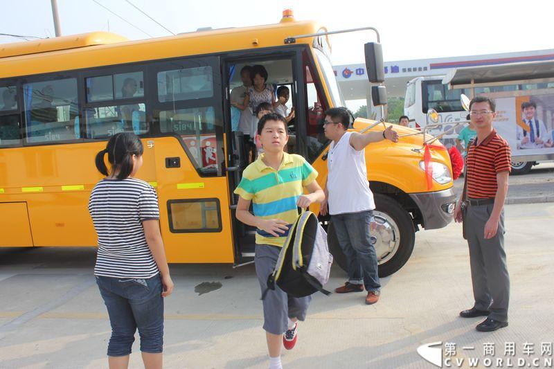 8月24日，福州康驰新巴士有限责任公司（简称康驰公司）旗下的8条“5i84”定制校车线路正式开通仪式在康驰公司齐安停车场举行。据介绍，康驰公司采购了9辆全新的宇通校车，一共开通了8条定制校车线路。图为同学们纷纷下车