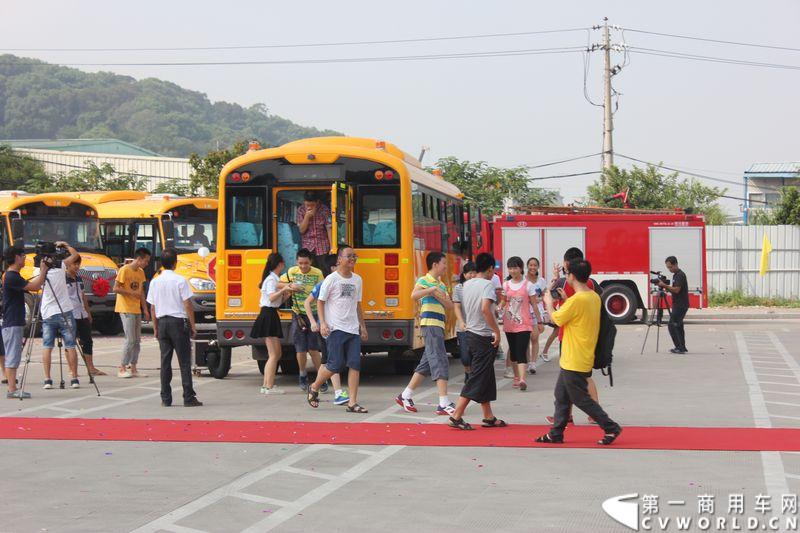 8月24日，福州康驰新巴士有限责任公司（简称康驰公司）旗下的8条“5i84”定制校车线路正式开通仪式在康驰公司齐安停车场举行。据介绍，康驰公司采购了9辆全新的宇通校车，一共开通了8条定制校车线路。图为现场进行火灾逃生演练