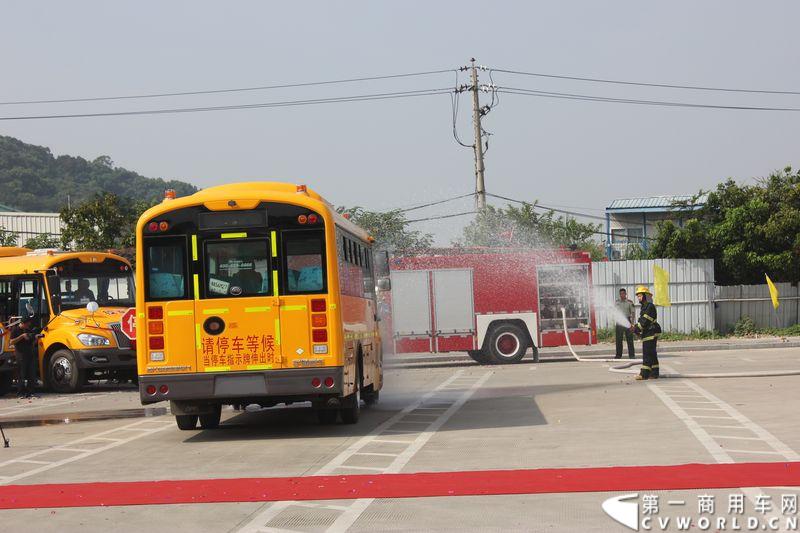 8月24日，福州康驰新巴士有限责任公司（简称康驰公司）旗下的8条“5i84”定制校车线路正式开通仪式在康驰公司齐安停车场举行。据介绍，康驰公司采购了9辆全新的宇通校车，一共开通了8条定制校车线路。图为现场进行火灾逃生演练