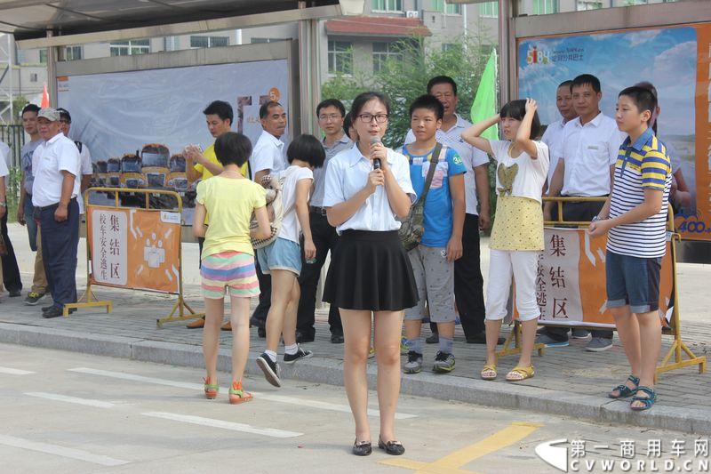 8月24日，福州康驰新巴士有限责任公司（简称康驰公司）旗下的8条“5i84”定制校车线路正式开通仪式在康驰公司齐安停车场举行。据介绍，康驰公司采购了9辆全新的宇通校车，一共开通了8条定制校车线路。图为现场进行火灾逃生演练