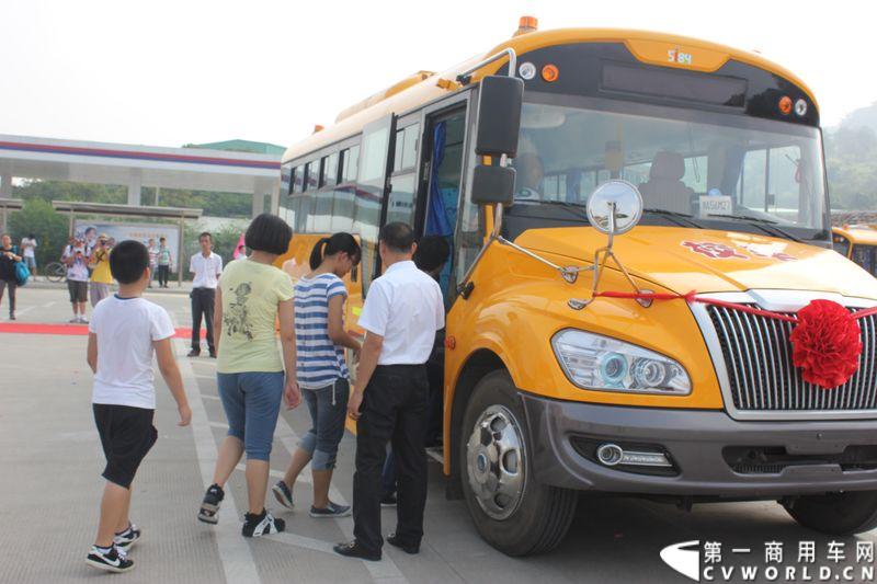 8月24日，福州康驰新巴士有限责任公司（简称康驰公司）旗下的8条“5i84”定制校车线路正式开通仪式在康驰公司齐安停车场举行。据介绍，康驰公司采购了9辆全新的宇通校车，一共开通了8条定制校车线路。图为现场进行火灾逃生演练